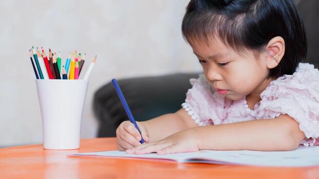 Righty or Lefty? Understand Hand Development in Your Toddler